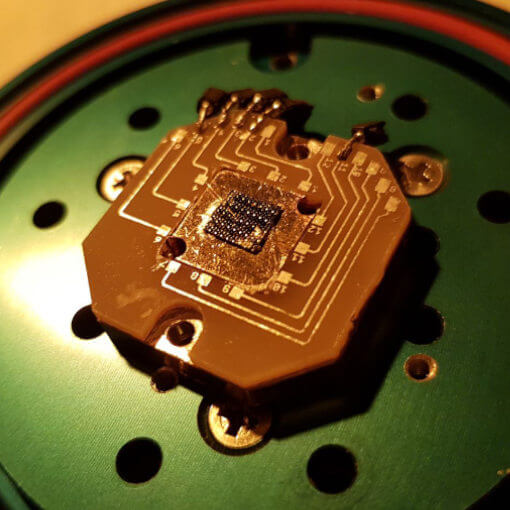 Easy to use platform for single photon experiments optical cryostat attoDRY800