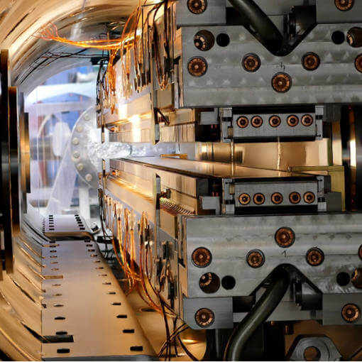 Piezo based Positioning for Magnetic Field Detection made with nanopositioners for ambient and vacuum applications