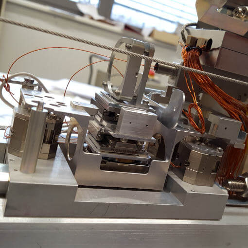 Piezo based Positioning for Magnetic Field Detection made with nanopositioners for ambient and vacuum applications