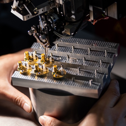 Rack Mountable Superconducting Nanowire Single Photon Detectors IGLU compressor