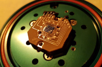 Easy to use platform for single photon experiments optical cryostat attoDRY800