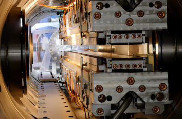 Piezo based Positioning for Magnetic Field Detection made with nanopositioners for ambient and vacuum applications