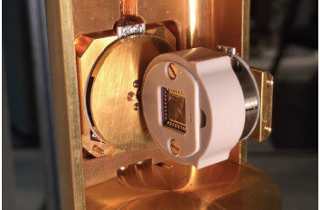 Van der Waals heterostructure under rotation at 40 mK atto3DR for mK application